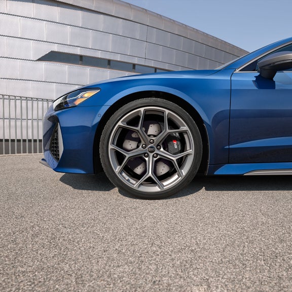 Close up on the front wheel of the Audi RS 7 performance.