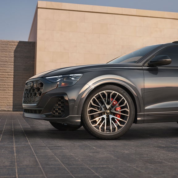 Side view of the Audi SQ8.