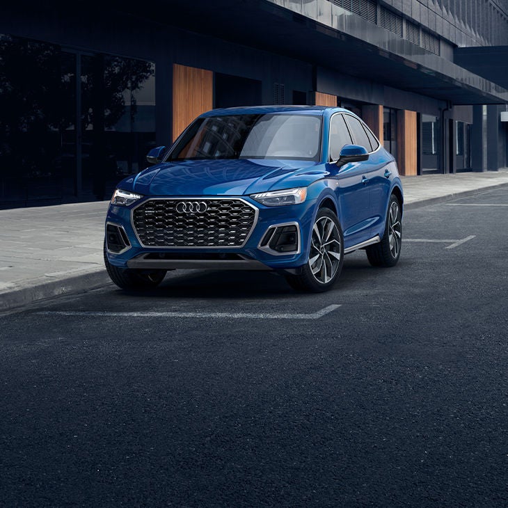 Vue de face de l'Audi Q5 Sportback garée dans une rue de la ville.