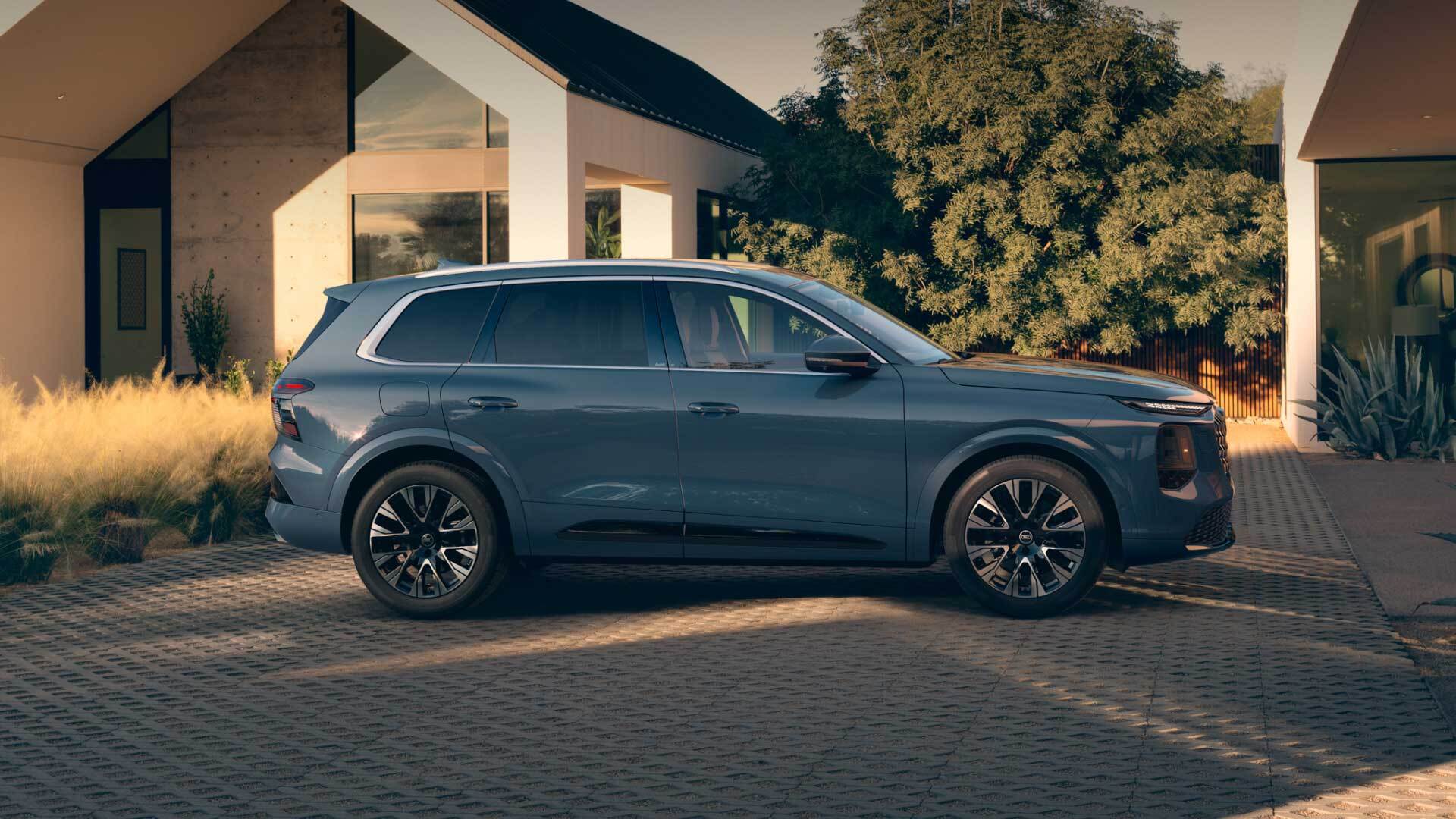 Side-profile view of the all-new 2027 Audi Q7.