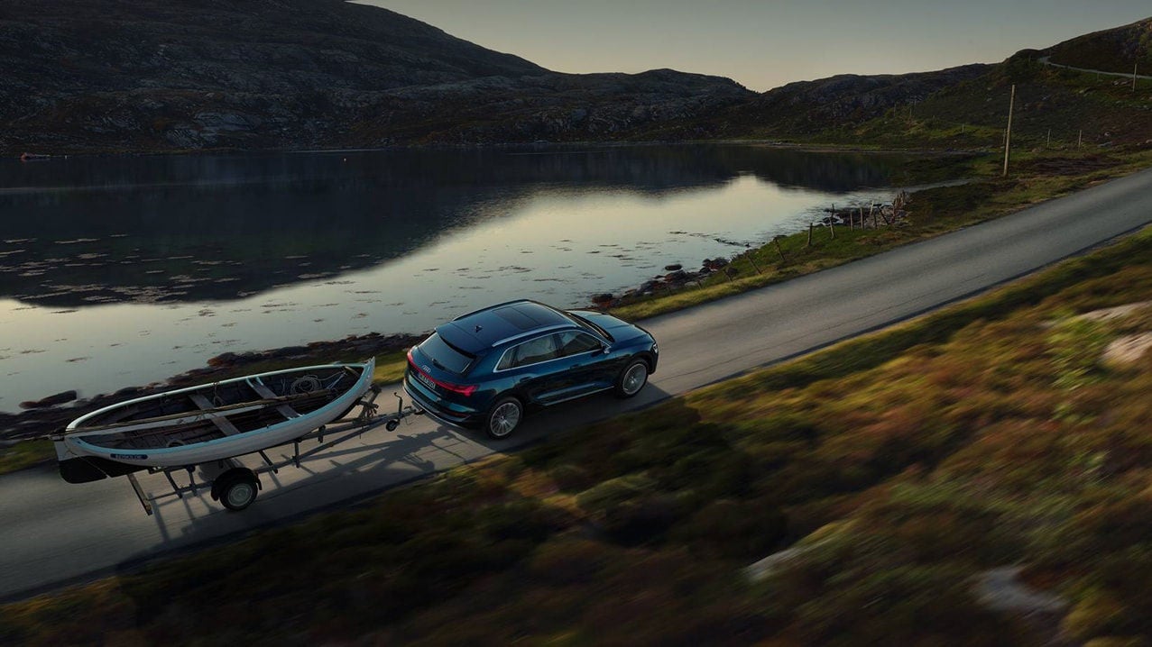 Audi e-tron tirant un bateau sur une remorque.