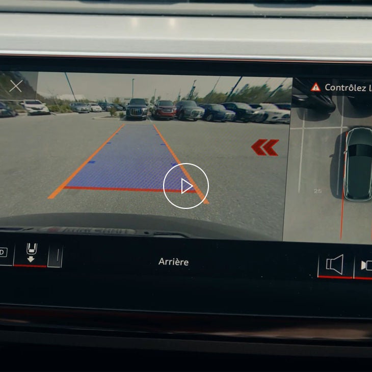 Gros plan du système&nbsp;MMI Audi affichant la technologie d’alerte de circulation transversale arrière. 