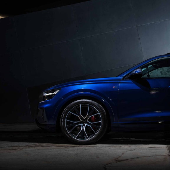 Side profile of the Audi Q8.