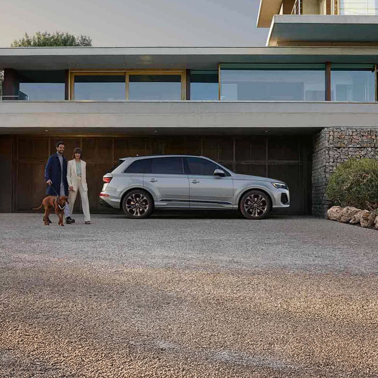 Left profile view of an Audi Q7 parked.