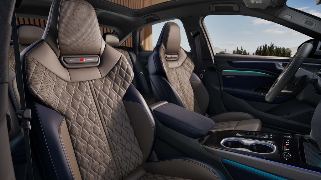 The new interior colours of the Audi A6 Avant: Seat upholstery in ginger white and black with accents in bright orange.