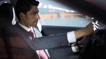 Profil latéral d’une personne conduisant un véhicule Audi.