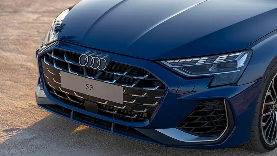 Gros plan sur le devant de l'Audi S3 bleue avec ses lumières Matrix Led.