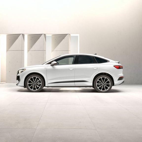 Profil latéral de l'Audi Q4 Sportback e-tron. 