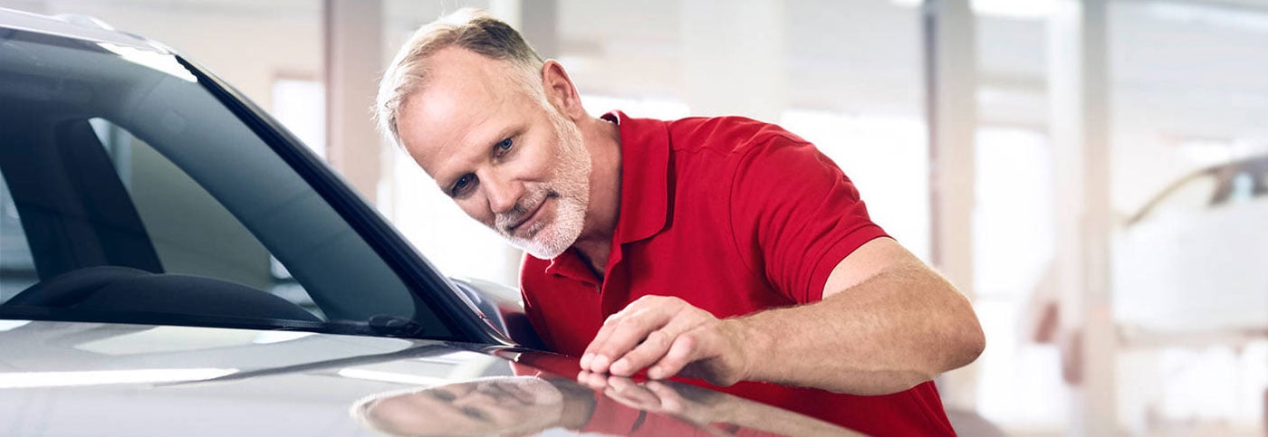 Un employé d’Audi polit un Audi.