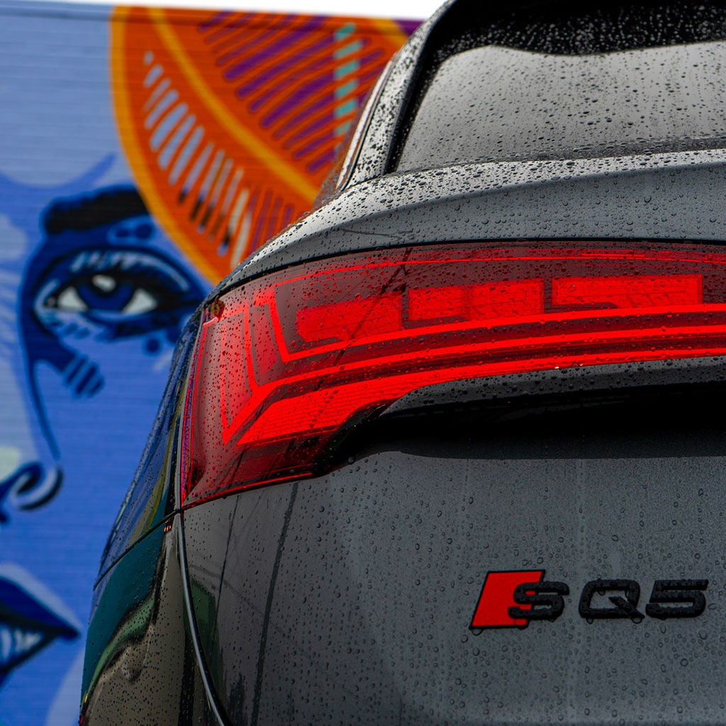 Right profile view of an Audi SQ5 e-tron parked.