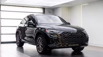 Three-quarter front view of the 2025 Audi Q5 45 Progressiv.