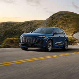 Profil avant de l'Audi SQ6 e-tron aux trois quarts en déplacement.