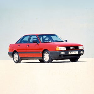 Three-quarter side-view of the Audi 80 parked.