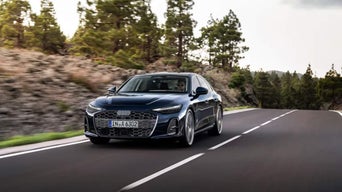 Vue de trois quarts avant de l’Audi A6 Berline 2026 en circulation.