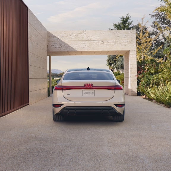 Gros plan sur le profil arrière de l'Audi A6 e-tron garé.