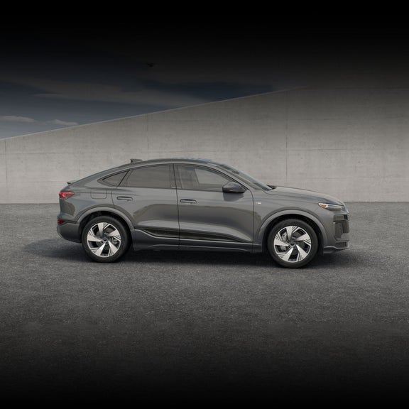 Vue latérale de l'Audi Q6 Sportback e-tron garée.