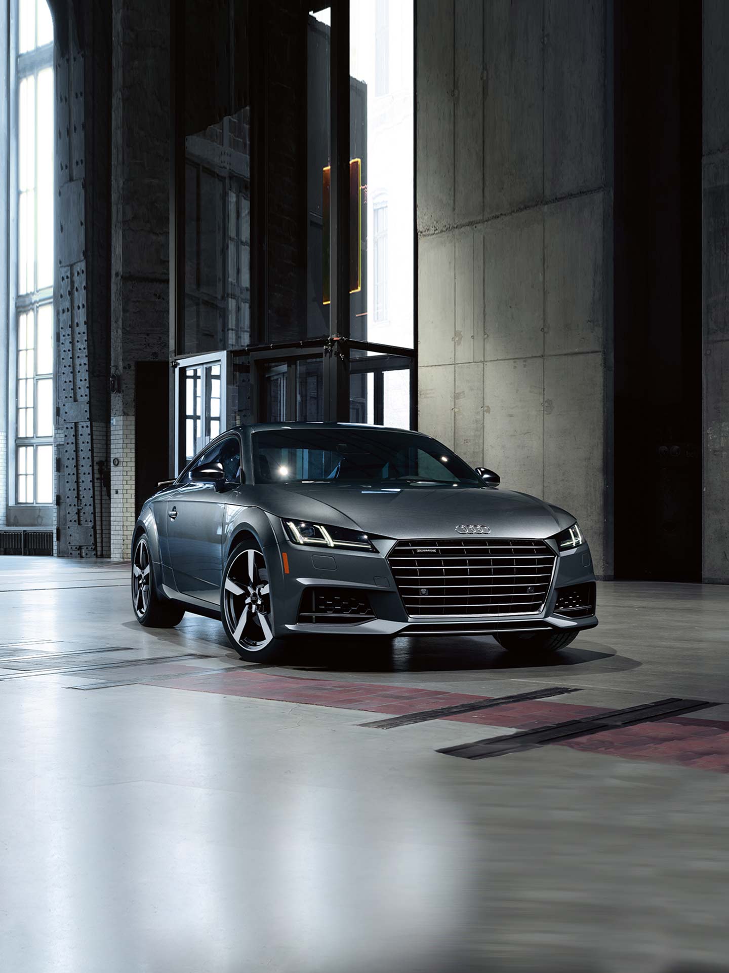 Vue de trois quarts avant de l'Audi TT Coupé.