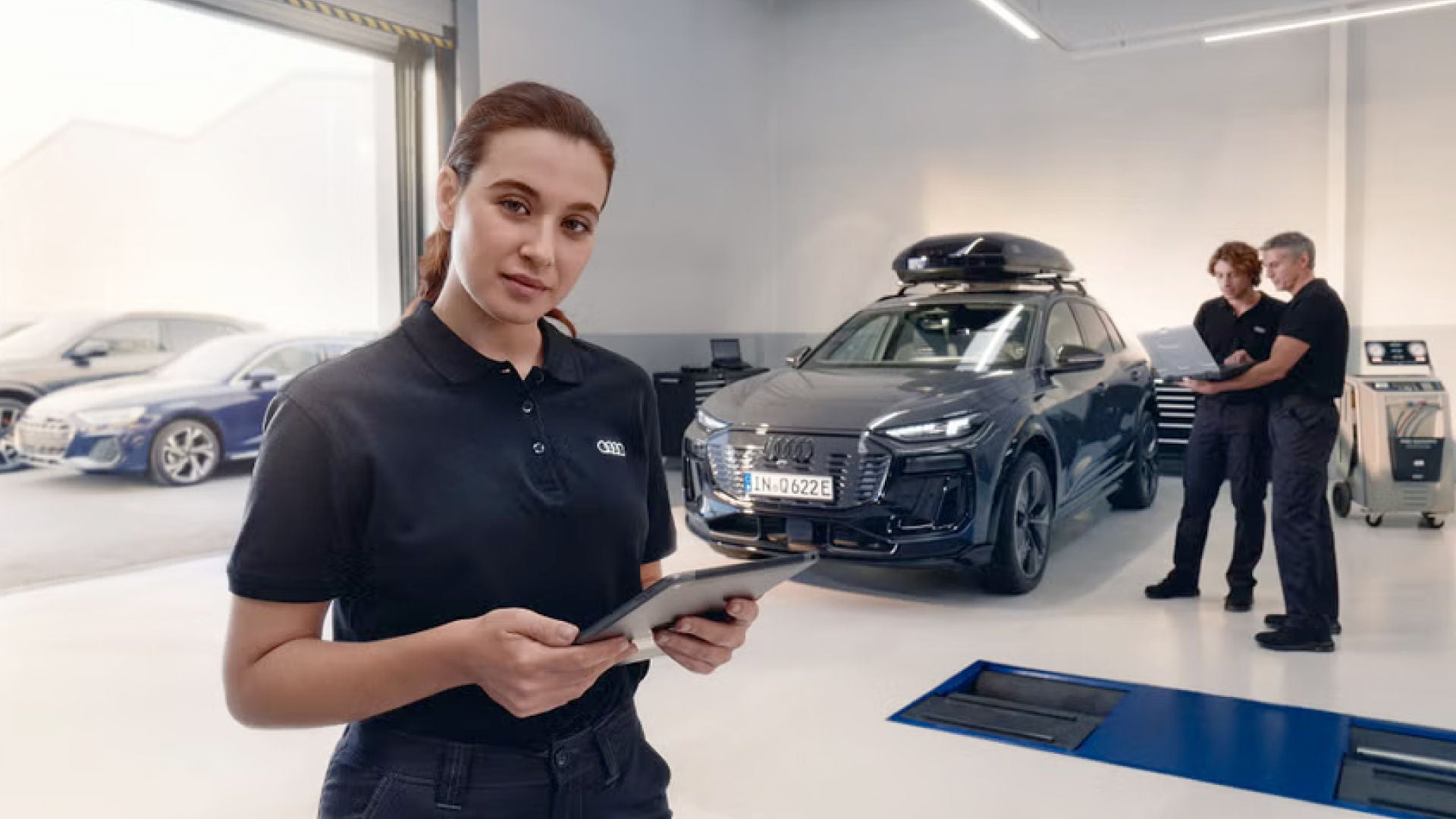 service advisor greeting customers