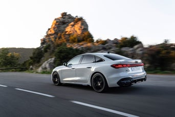 Un Audi A5 vu de côté et en angle, en train de rouler sur l’autoroute