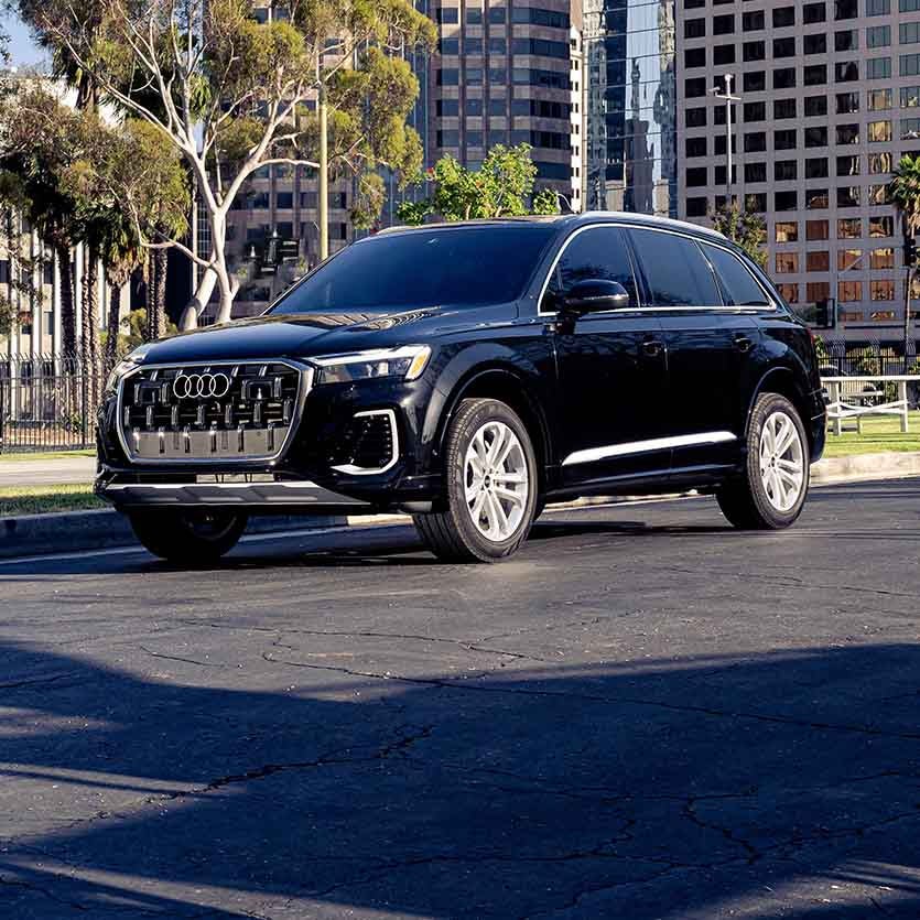 Left profile view of an Audi Q7 parked.