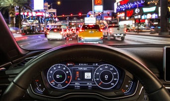 Gros plan sur le cockpit virtuel d'un véhicule Audi.