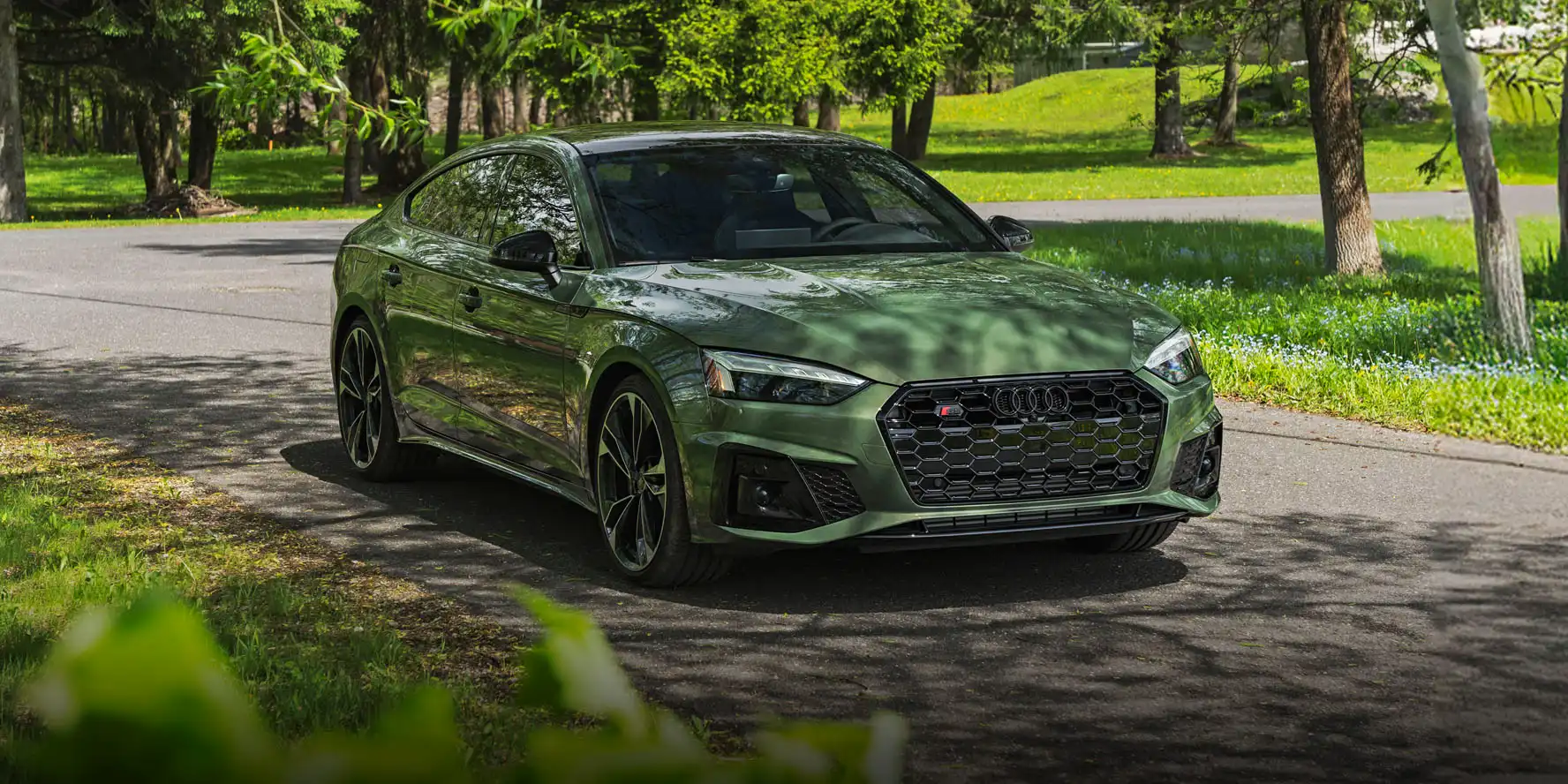 Vue de face de l'Audi S5 2024 couleur vert, stationnée dans un chemin forestier - Audi Lévis 