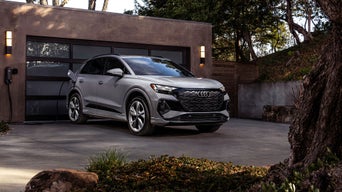 Profil avant de l'Audi Q4 e-tron aux trois quarts.