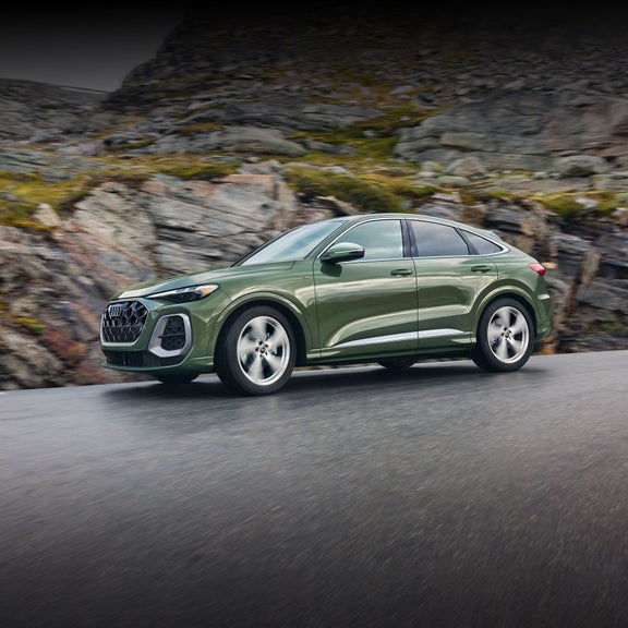 Vue latérale de la toute nouvelle Audi Q5 Sportback en mouvement.