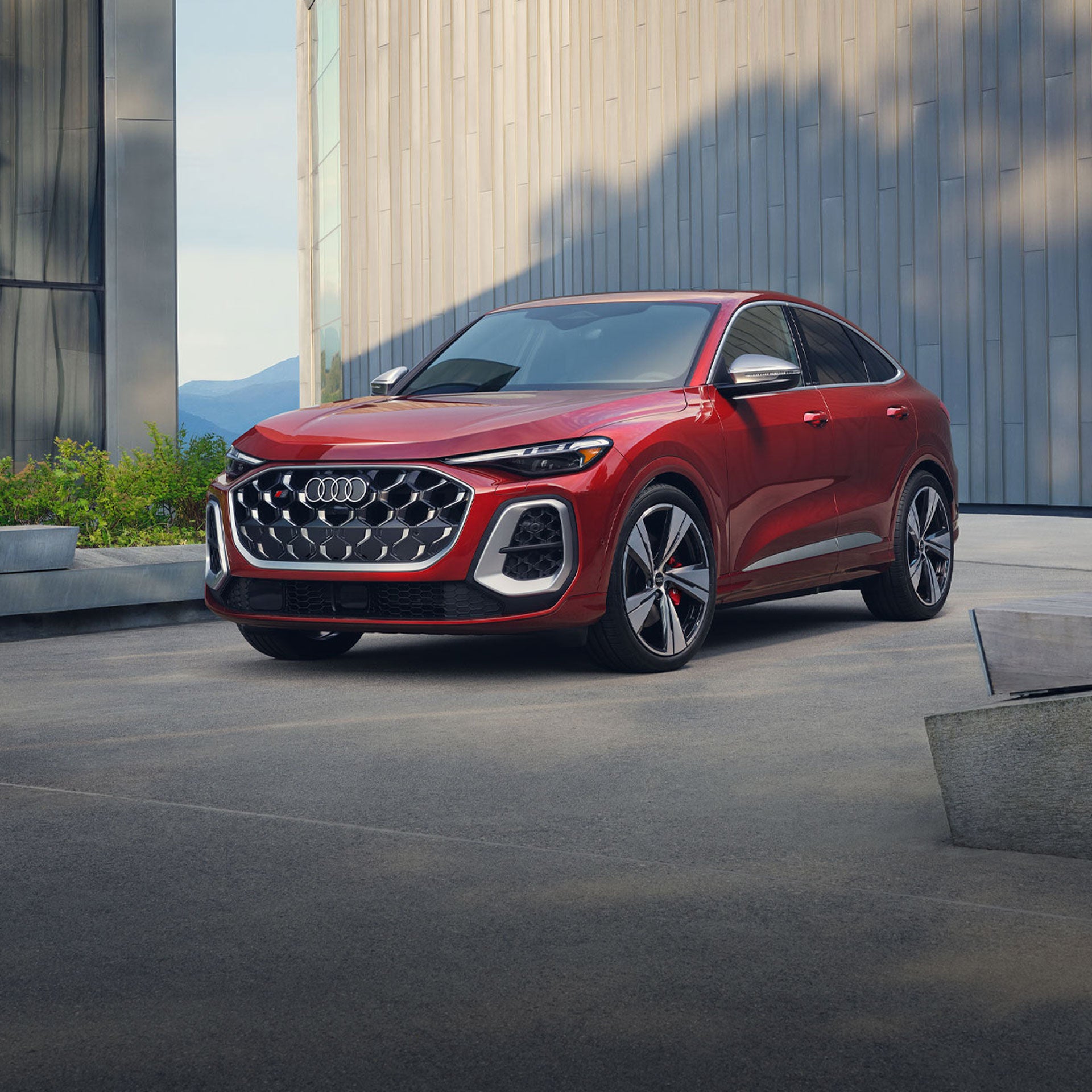 Three-quarter front view of the all-new Audi SQ5 Sportback.