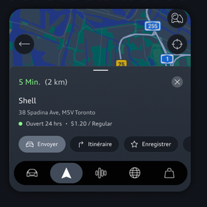 Une carte s’affiche au haut de l’application. Les détails de navigation apparaissent au bas, y compris l’heure d’arrivée prévue et l’estimation du prix du carburant. 