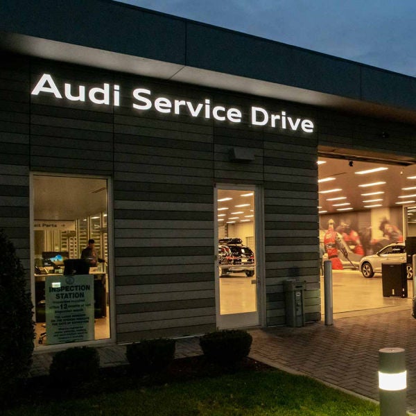 Front profile view of an Audi Q7 accelerating.