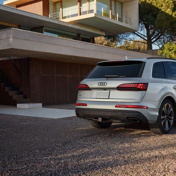 Three-quarter rear profile of an Audi Q7 parked.