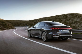 Vue arrière d’un Audi A5 roulant sur l’autoroute