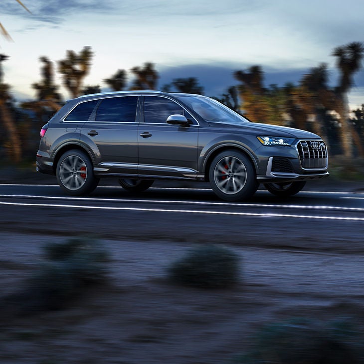 Vue latérale de l'Audi SQ7 en mouvement.