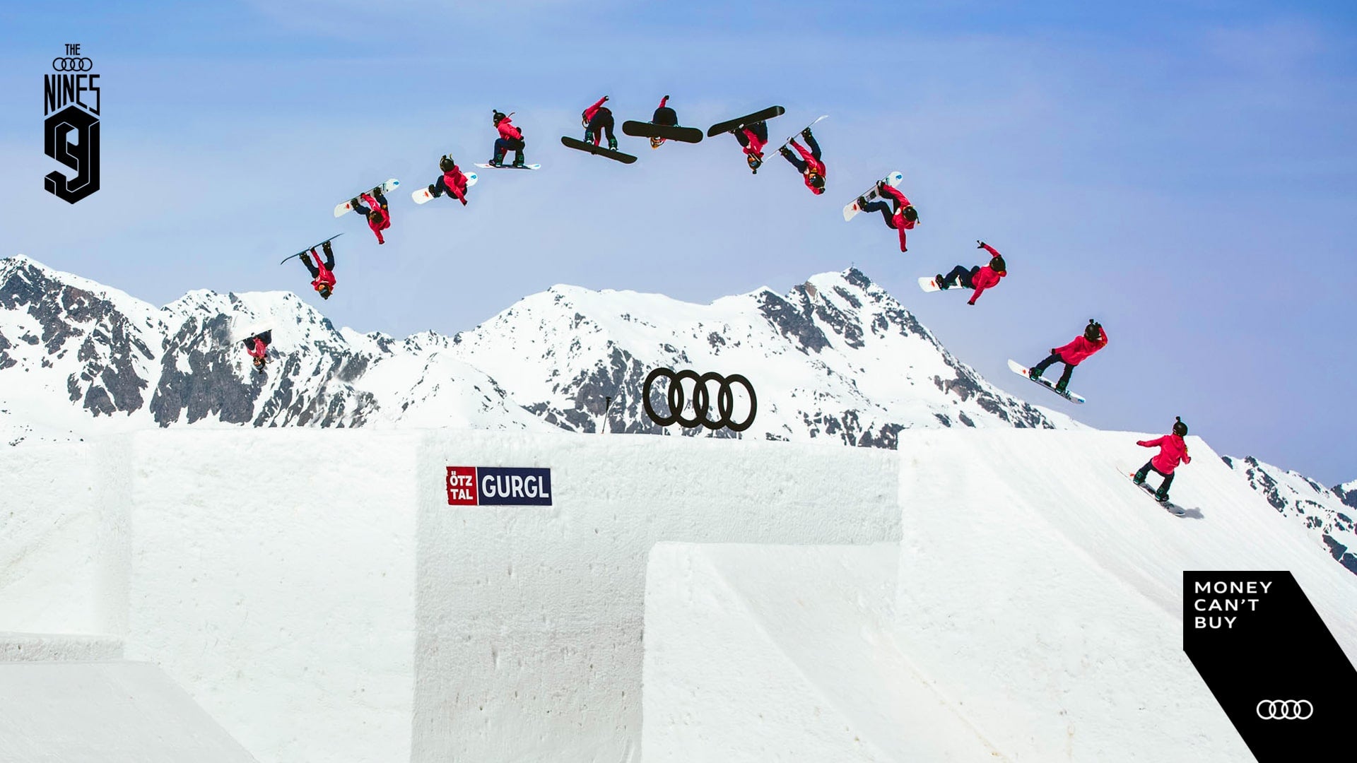 Une image panoramique d'un snowboardeur effectuant une cascade sur des obstacles avec les anneaux Audi au milieu.
