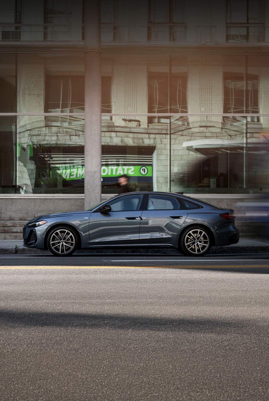 Vue 3/4 avant d'un Audi Q5 sur le toit d'un stationnement à Ste-Foy.