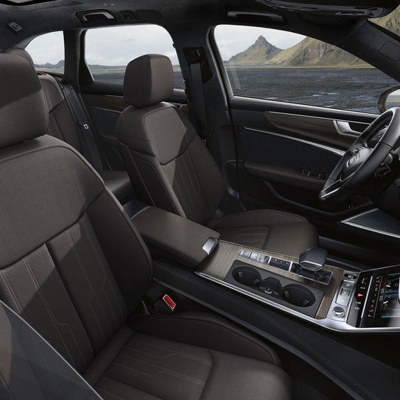 Close-up of the steering wheel and dashboard in the Audi A6 allroad®.