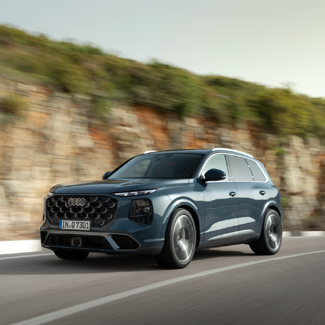 Driving shot of the 2027 Audi Q7 in blue