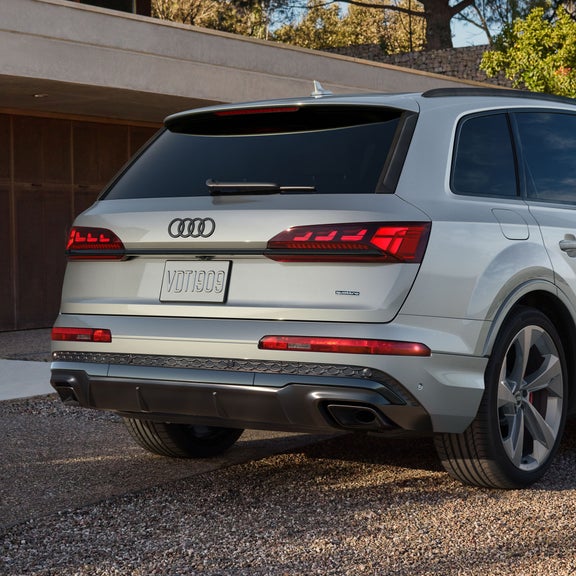 Three-quarter rear view of the Audi Q7.