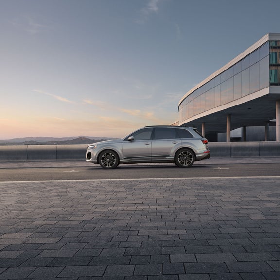 Side profile of the Audi Q7 accelerating.