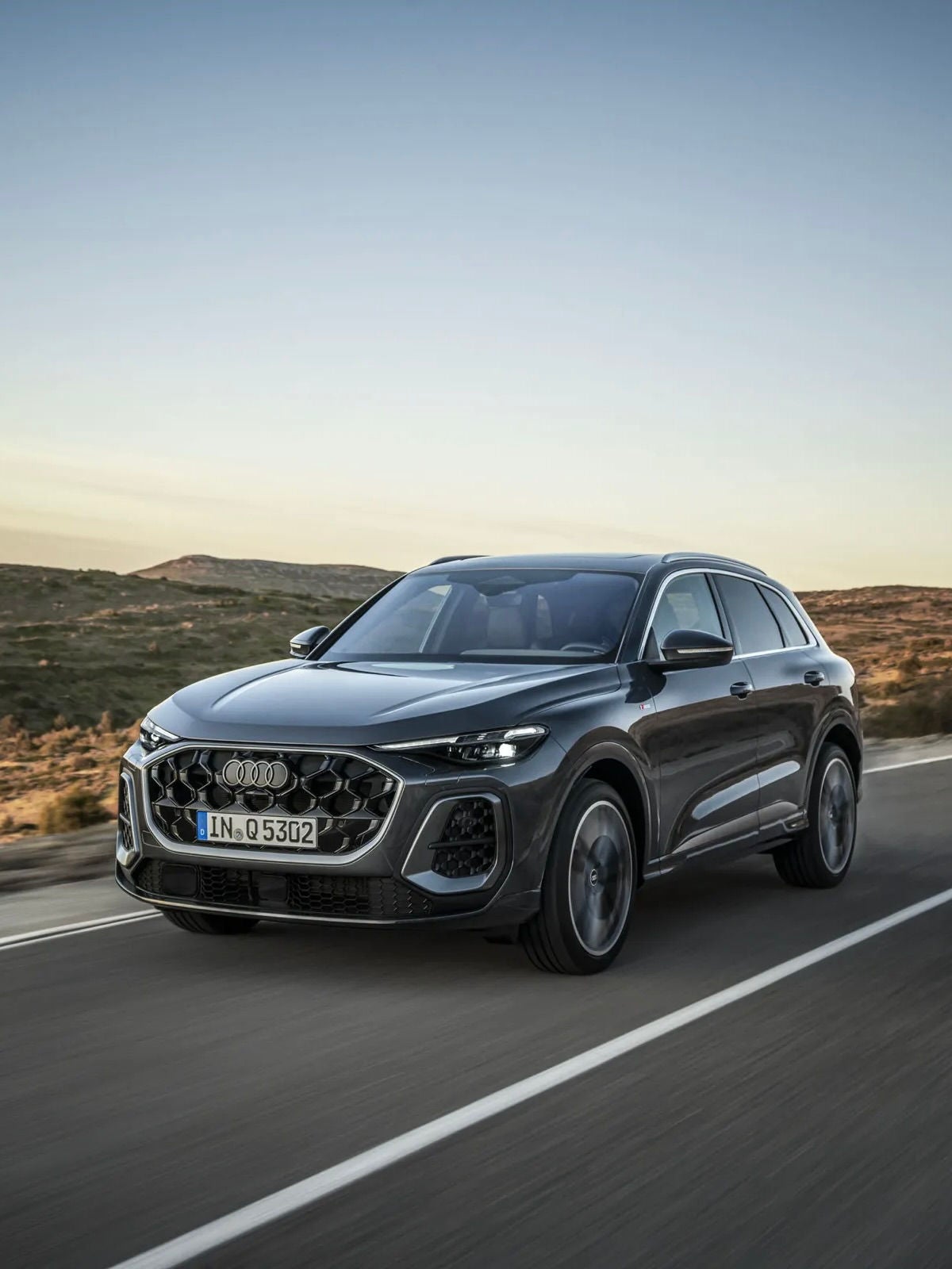 Vue avant d’un Audi Q5 en mouvement