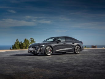 Vue de côté d’un Audi A5 stationné à distance