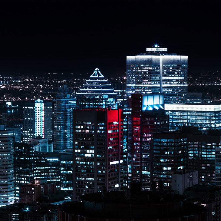La silhouette de la ville de Montréal la nuit.