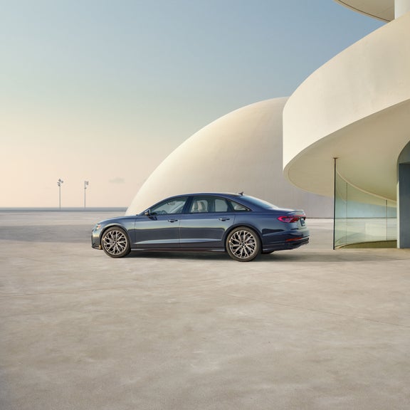 Profil latéral de l'Audi A8 garée.
