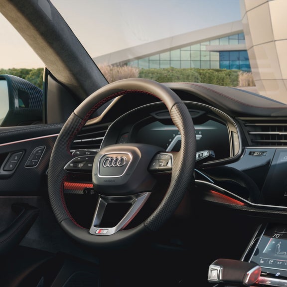 Close-up of the Audi virtual cockpit in the Audi Q8. 