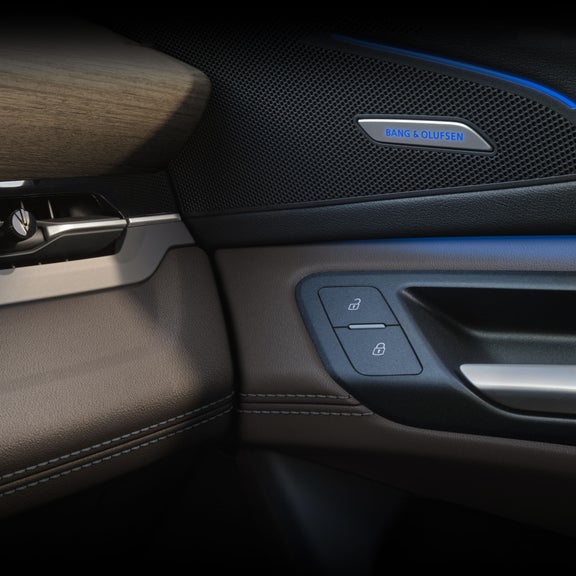 Gros plan sur un haut-parleur Bang & Olufsen dans l'Audi Q6 Sportback e-tron.