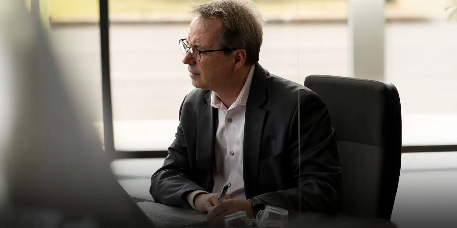 Conseiller à l'écoute d'un client dans la salle de montre d'Audi Lévis.