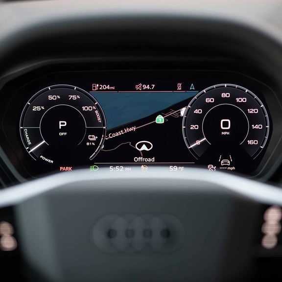 Gros plan du cockpit virtuel Audi de l'Audi Q4 e-tron.