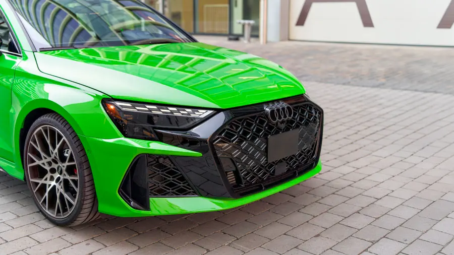 Gros plan sur le devant de l'Audi RS 3 verte avec ses lumières Matrix Led.