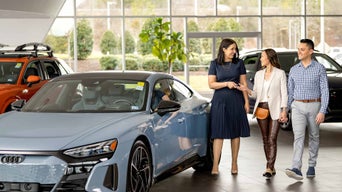 Image of a sales consultant communicating with a customer.